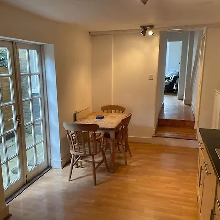 Beautiful Ground Floor Garden Flat-3