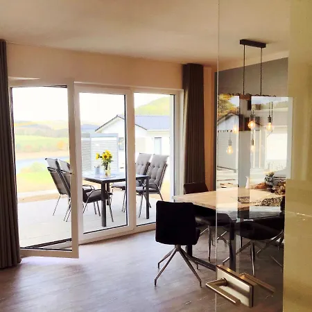 FerienHAUS Marta am Diemelsee im Sauerland mit eigener Sauna, Garten, Terrasse, Balkon und Blick auf den See-2