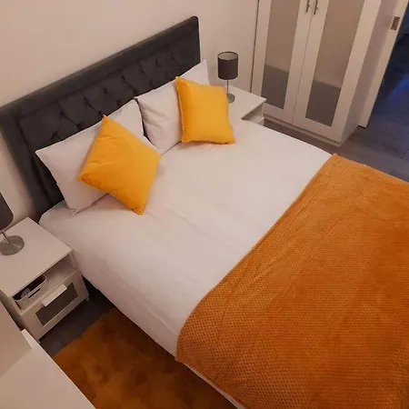 Modern Flat Near City Centre.-3