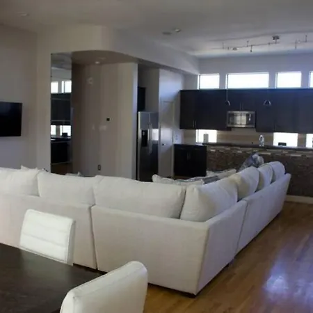 Spacious 3 Bed, 3.5 Bath In Montrose -Gym Included-2