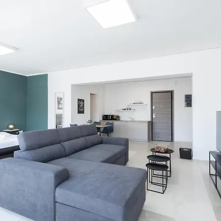 Hip And Fun Apt B-2