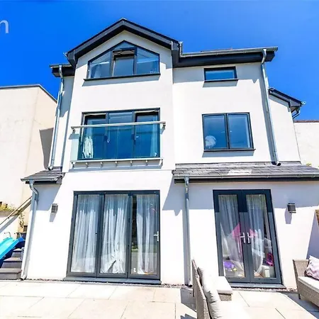 Stunning & Fun 4 Bed Home In The Heart Of Brighton-3