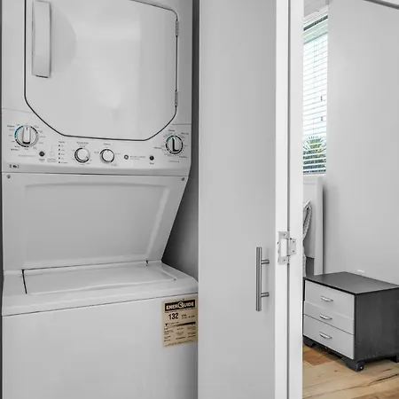 Modern One-Bed Loft In Hollywood Sign View & Free Parking-2