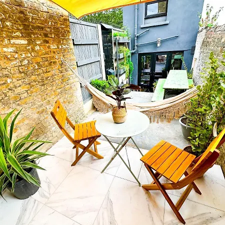 Modern Flat With King Bed, Garden & Outdoor Dining-2
