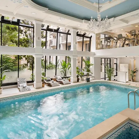 Queen'S Court Hotel & Residence-2