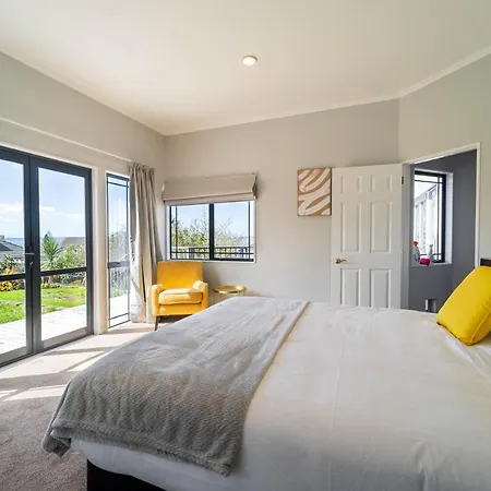 Family Friendly Oceanview Howick Home - Pets+-3