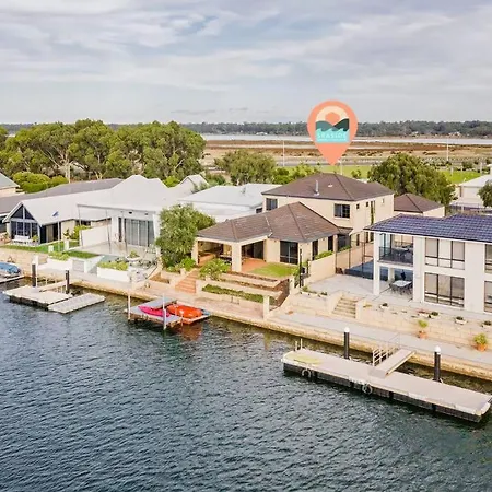 Luxury Waterfront Canal Estate With Private Jetty - Pet Friendly-3