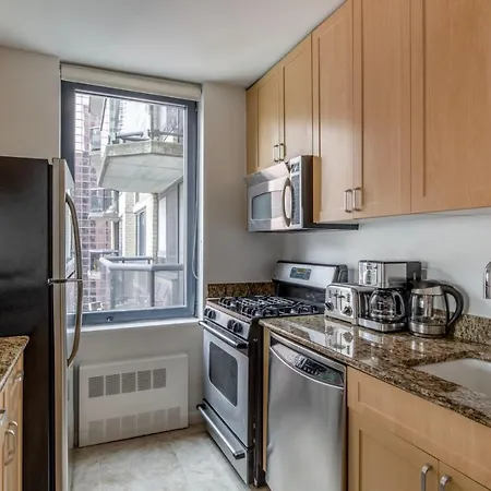 Midtown 1Br W Elevator Gym Nr Times Square Nyc-1350-2