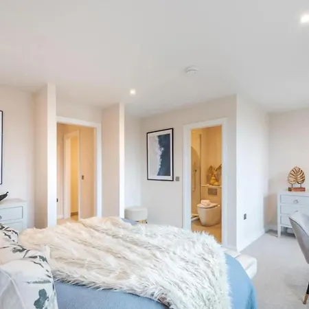 Kings Mews Elegance: City Sparrow'S Premier 3-Bedroom Residences-2