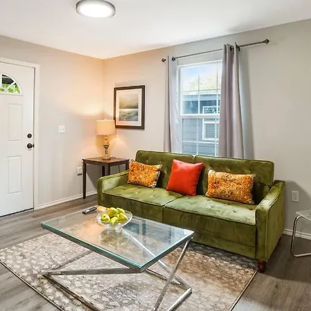 Cozy Remodeled 2 BD Heights Bungalow-3