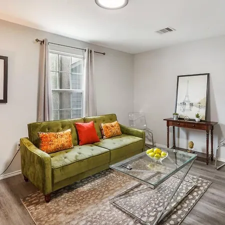 Cozy Remodeled 2 BD Heights Bungalow-2