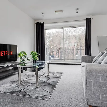Large Central Apartment - Free Nearby Parking-2