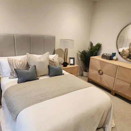Kings Mews Elegance: City Sparrow'S Premier 3-Bedroom Residences-3
