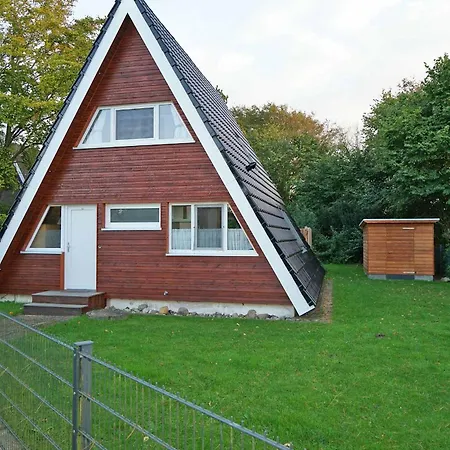 Zeltdachhaus mit moderner Ausstattung-3