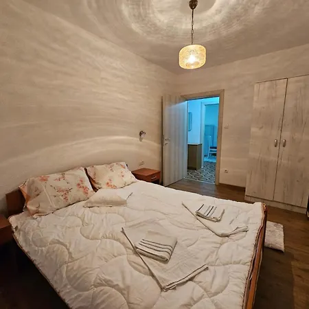Apartman Sparovic U Blizini Porto Novog Kumbor-2