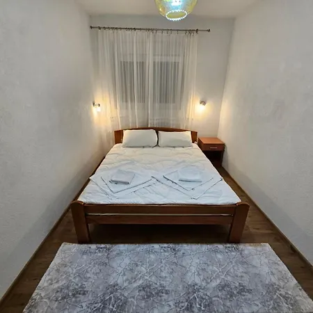 Apartman Sparovic U Blizini Porto Novog Kumbor-3