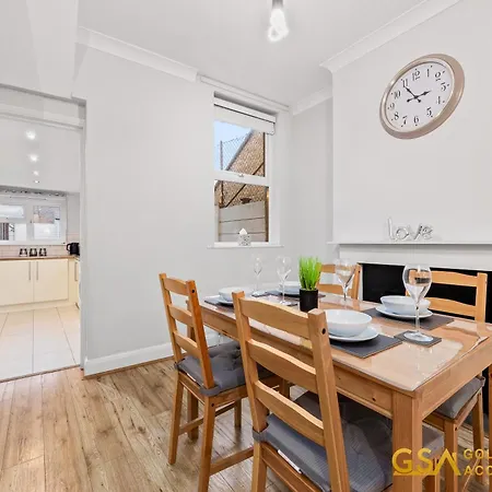 Centrally Located Flat By Golden Service Accommodation Short Term Rental Forest Gate-2