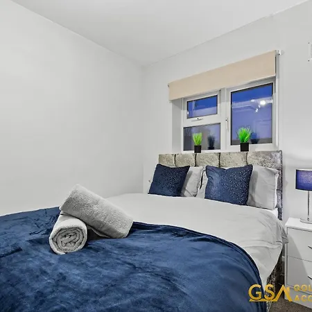 Centrally Located Flat By Golden Service Accommodation Short Term Rental Forest Gate-3