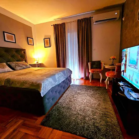 Studio Place 8-3