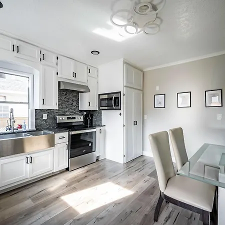 4BR HOME SLEEPS 13 DOWNTOWN/Pet Friendly/EVCharger-3