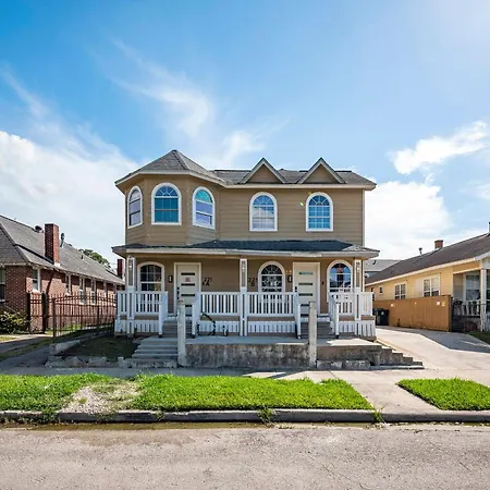 4BR HOME SLEEPS 13 DOWNTOWN/Pet Friendly/EVCharger-2