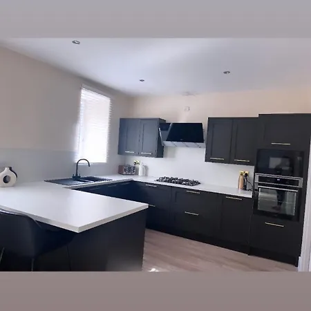 3 Bedroom House Near City Centre Glasgow Sleeps 7-3