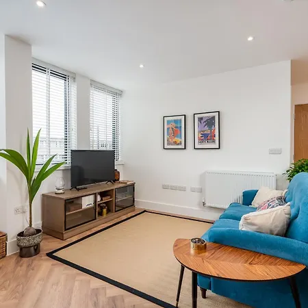 Stylish Spacious Apartment In Central Windsor-3
