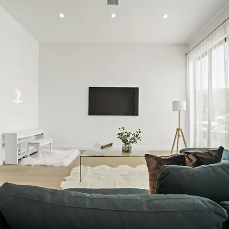 New Lavish Elegant 3BR Home in Mar Vista, Pet Friendly! 10min to Venice Beach!-2