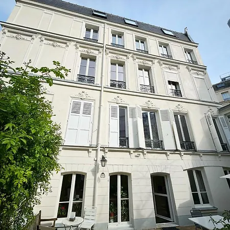 Grand Appartement Avec Jardin Privatif A Paris-3