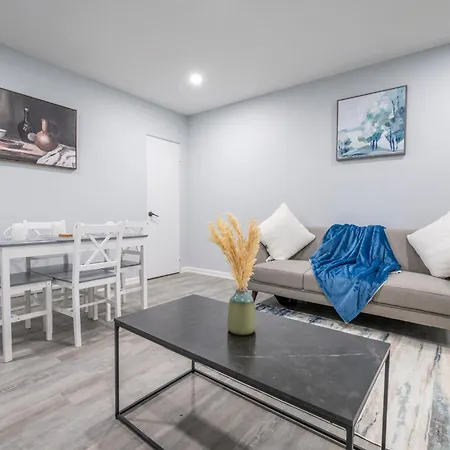 Centre Street 2Bed Upper Suite - 4408-2