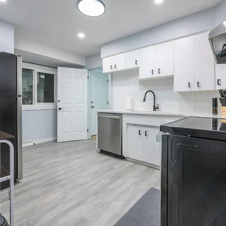 Centre Street 2Bed Upper Suite - 4408-3