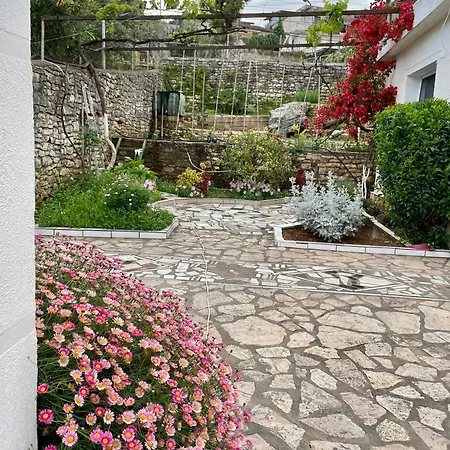 Flora'S Place-3