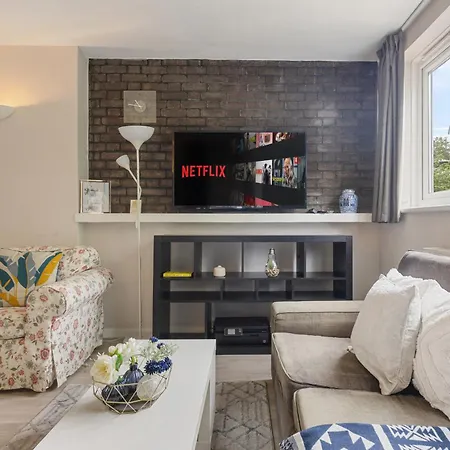 Parea Living - Cosy Flat With Skyline Views Beside Canary Wharf-3