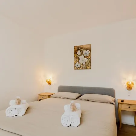 Garden Apartment in Center - Ambra-2