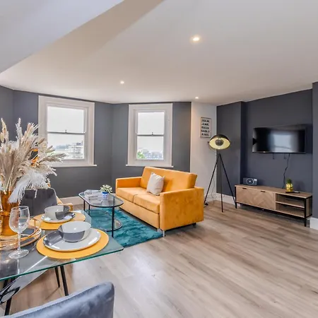Free Parking Sea View Brighton Beach Two Bedroom Apartment-2