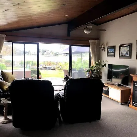 Lakeside Retreat-3