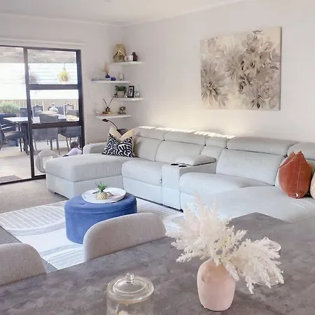 Modern Three Bed Two And A Half Bath With In And Outdoor Flow Plus Study-2