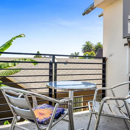 Modern 1-Bedroom Loft In Hollywood With Parking, Wifi & Hollywood Sign View-3