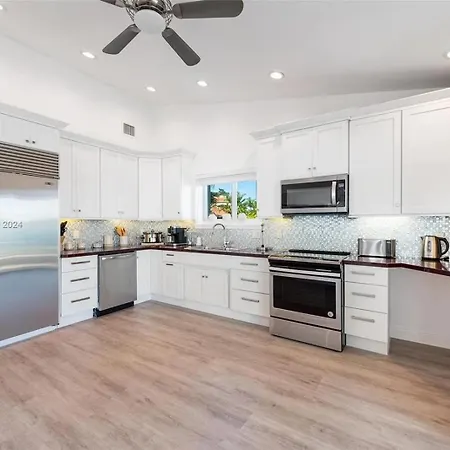 Villa Hashmi Luxury 5Bd & 5Ba Retreat On North Bay Island-3