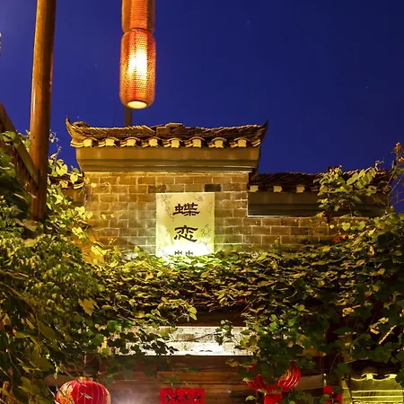 Butterfly Flowers Inn- Exclusive Location,Anicent Chinese Style, 2 Minutes Walk To Tianmen Mount Cableway,Free Pick Up Service Over 1 Nights, Free Fresh Coffee And Tea, Free Mini Lunch,Free Laundry,Itineary Planning, Attraction Tickets Serivce In Adv-3