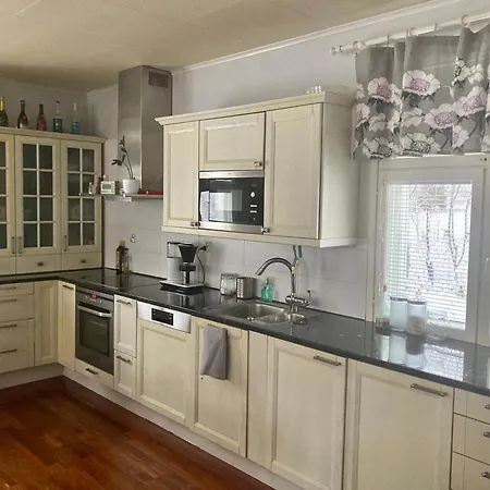 Cozy And Spacious Family Home With Sauna, Sleeps 12 People, Free Parking-3