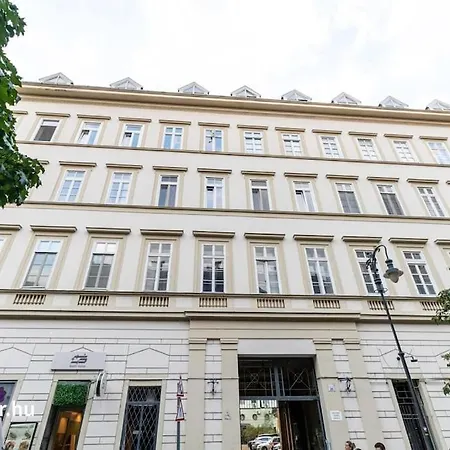 Luxury Flat In Downtown With Free Parking-3