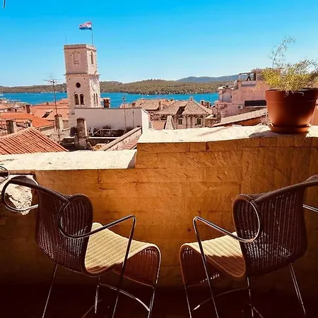 Luxe Loft 3Br Apartment With Beautiful View By Irundo-3