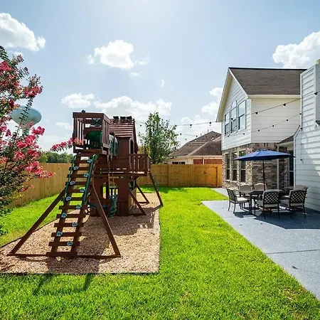 Beautiful 4-Bedroom House With Nice Backyard-3