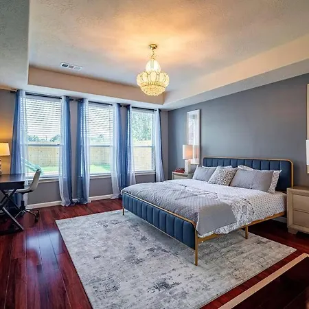 Beautiful 4-Bedroom House With Nice Backyard-2