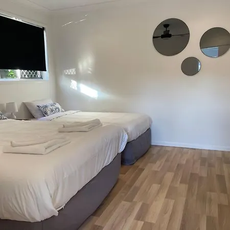 Miami'S Family Getaway Sleeps 10, Pool, Patio, Walk To North Burleigh Beach & Shops-2