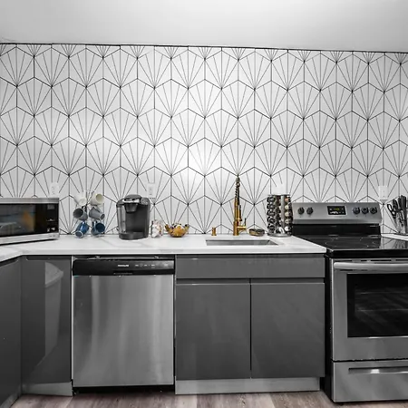 Modern 2Br City Center Getaway With Free Park-3