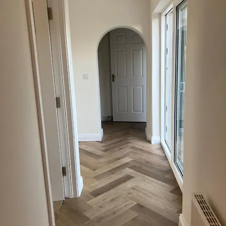 3 Bedroom Beautiful Cosy Cottage-2