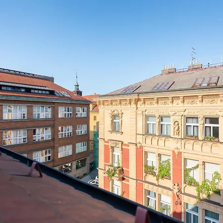 Stylish 2-Level Apartment Near The National Theatre-3
