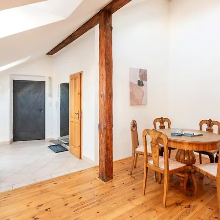 Stylish 2-Level Apartment Near The National Theatre-2